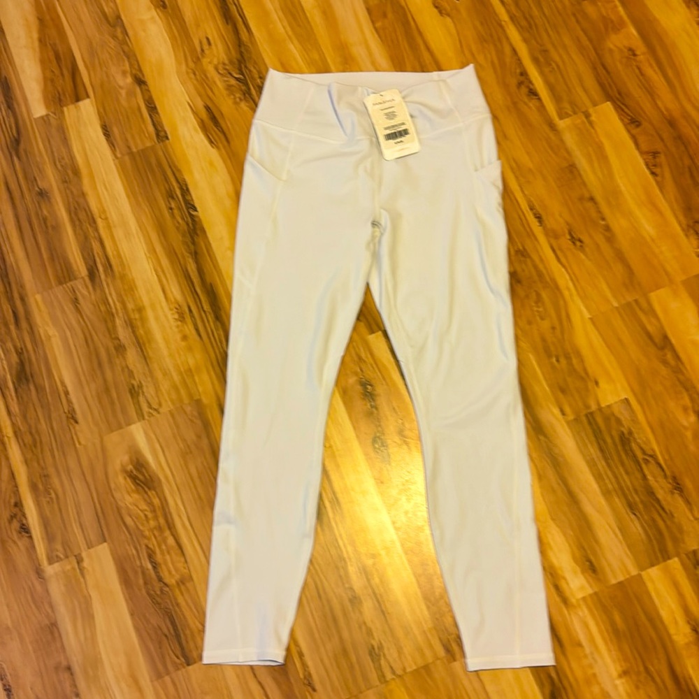 Brand New Fabletics’s The Oasis Legging with pockets. Soft Grey-WHITE L-10